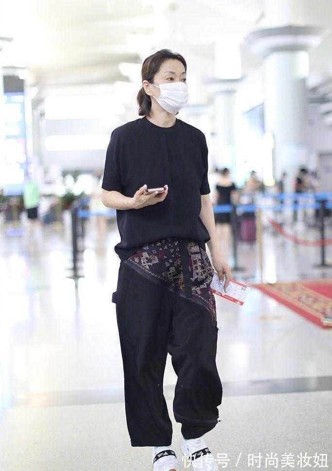 时髦|年近60岁毛阿敏真时髦,一身黑色配2万包好年轻,58岁太会穿