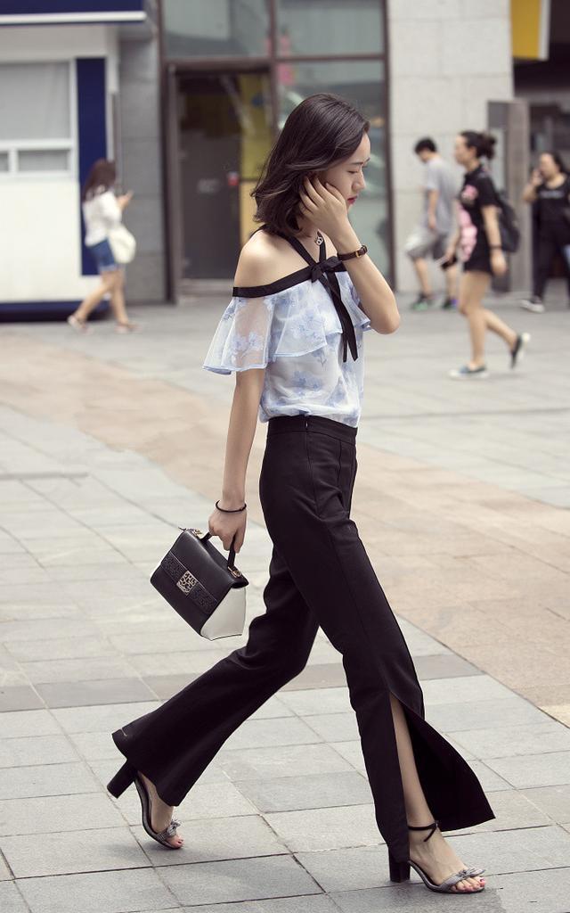 街拍：美女穿着白色连衣短裙，气质高雅成熟，魅力简直爆表了