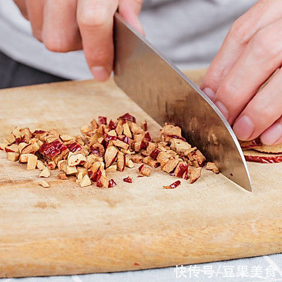 只要掌握好比例，碗蒸粗粮糕就能一次成功