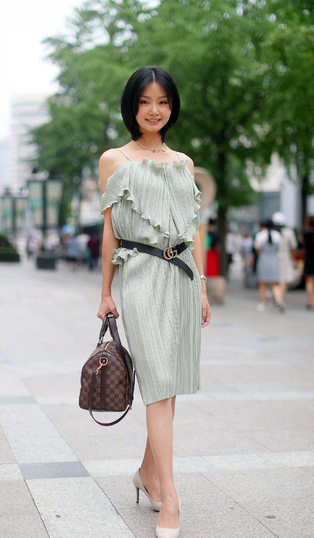 镂空|短发美女镂空修身裙,气质温婉,楚楚动人!