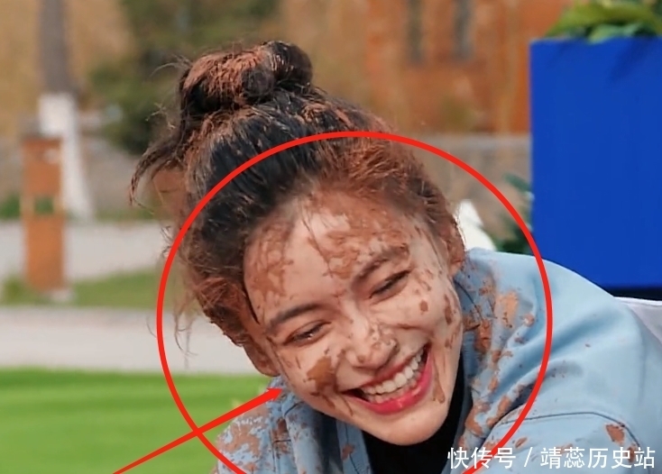 枕头 宋雨琦节目拿枕头砸baby的脸,baby强忍笑意,生图却暴露真实颜值