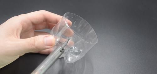 塑料瓶上穿一根绳子真厉害,这个用途懂的人还不多,早知道早受益