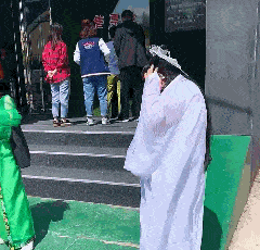 |搞笑GIF:现在白素贞伙食都这么好了?