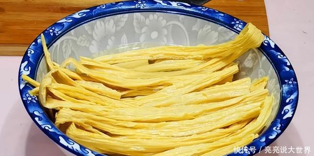 泡腐竹时,最忌直接丢在水里就泡,教你一招,又快又筋道还不夹生