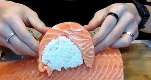 网红挑战吃20斤“三文鱼”,入口瞬间被发现“猫腻”吃不起别装