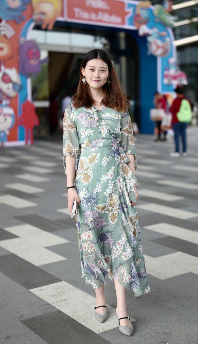 街拍图5披肩黑色包带娇娆婀娜,图4俏皮的表情惹人爱!