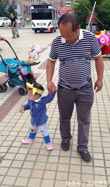 宝宝|为什么宝宝都会走路了,仍然坚持要抱抱?背后的原因让人心疼