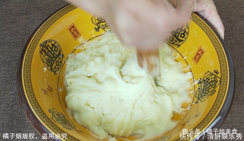 香辣|土豆我家从来不炒,教你秘制新做法,一次做4个,香辣筋道超好吃