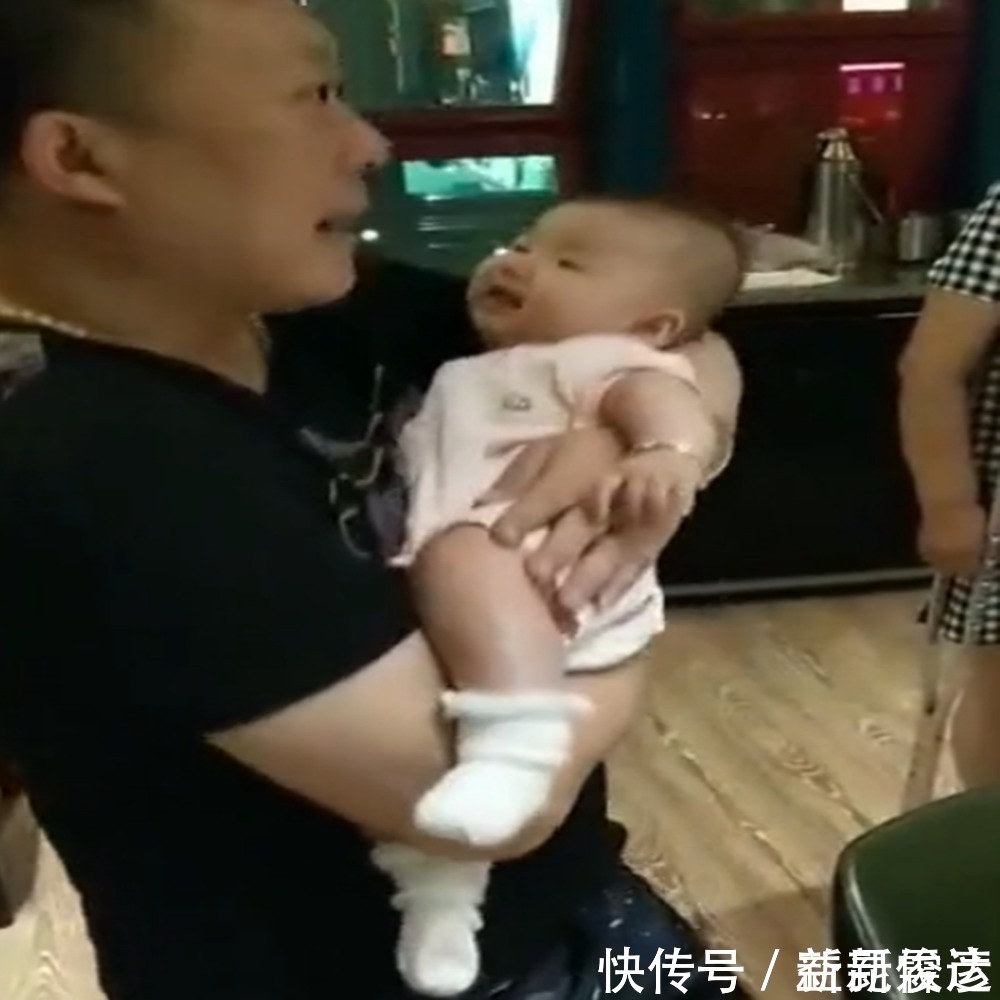 反应|舅舅第一次抱宝宝,宝宝的反应太出人意料,把全家人逗翻天了