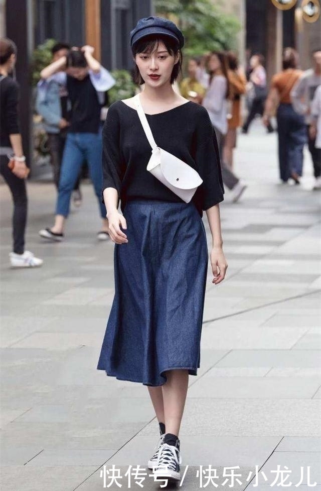 时尚穿搭,美女搭配上黑色牛仔热裤,更是气场十足