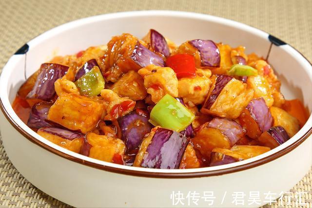 炒茄子,原来不能先放油,厨师长教你2招,茄子不油腻不发黑