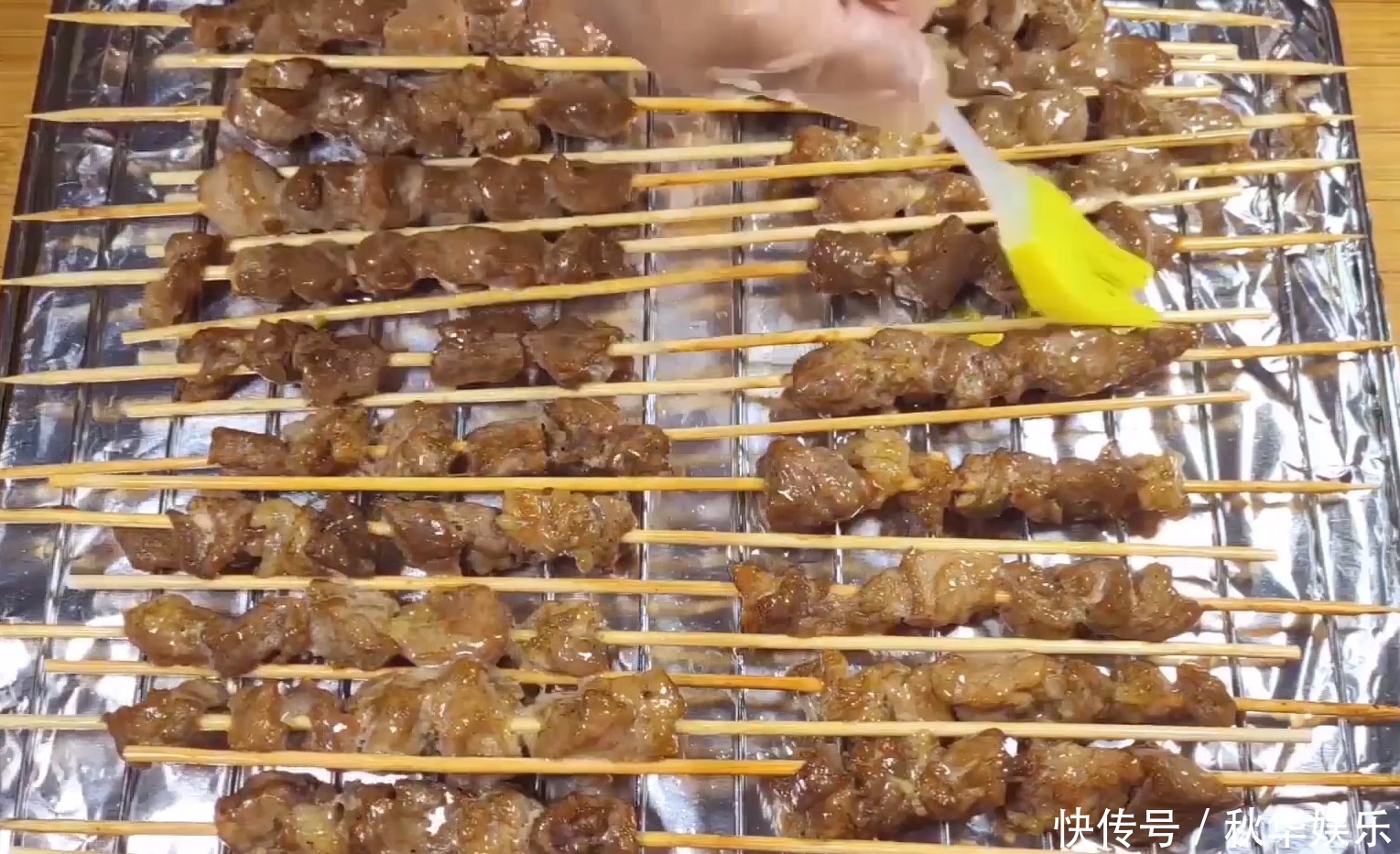 想吃羊肉串教你在家做,健康无油烟,咬一口滋滋冒油,太解馋了