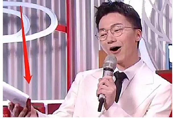 没有何炅汪涵镇场,湖南卫视新人主持表现太邋遢,看台本表情浮夸