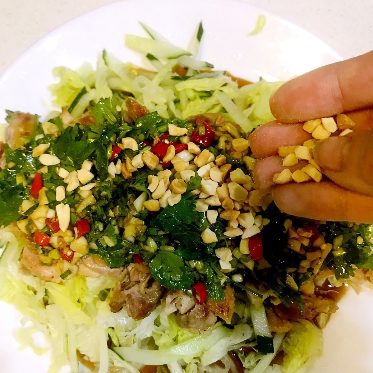 这是一道泰式菜,鸡肉搭配蔬菜,风味独特