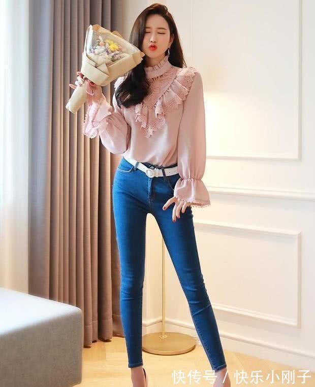 搭配 绿色的休闲背心搭配牛仔裤,精致的版型很显时尚气质