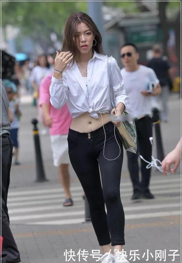 时尚|白色衬衫搭配小黑裤,时尚百搭,干净利落