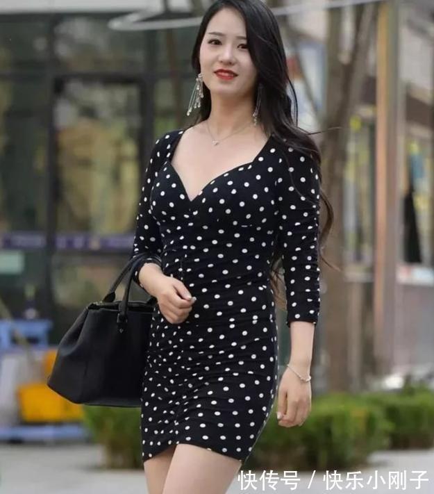 银灰色|小姐姐身穿黑白波点裙搭配手挎包，尽显优雅知性，温婉又大方