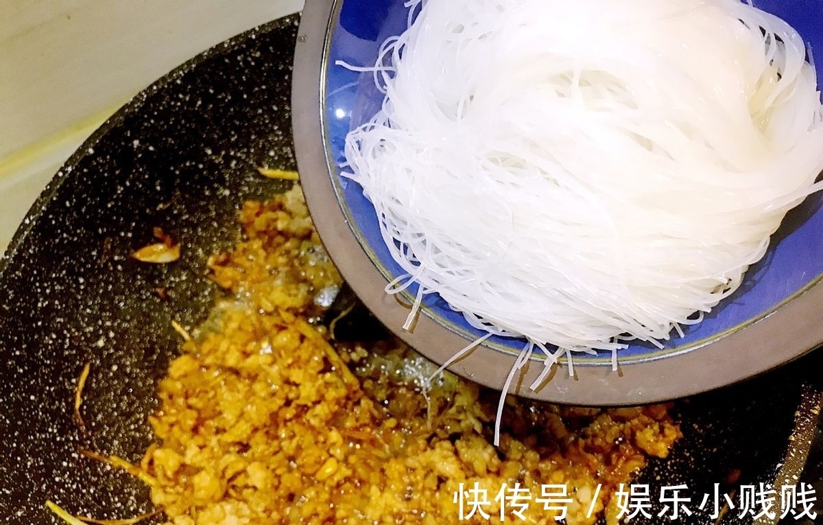 搭配|各种蔬菜的搭配，色彩缤纷，营养丰富，一道家常开胃菜完成