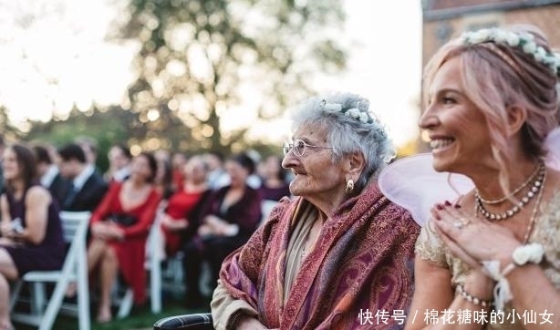 婚礼|奶奶应邀成为孙女婚礼上的花童,手拿魔法杖风头盖过了新娘