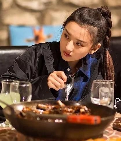 冬天别披着头发,有臃肿感,试试这4款扎发,今年超火