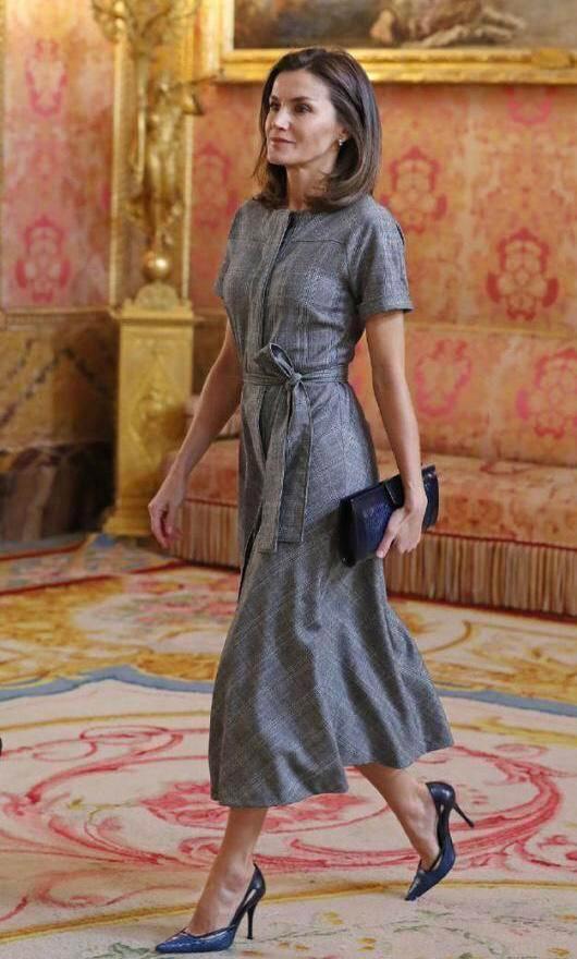 西班牙王后尴尬了,穿上万元抹胸连衣裙,却被老气“蜘蛛鞋”抢镜