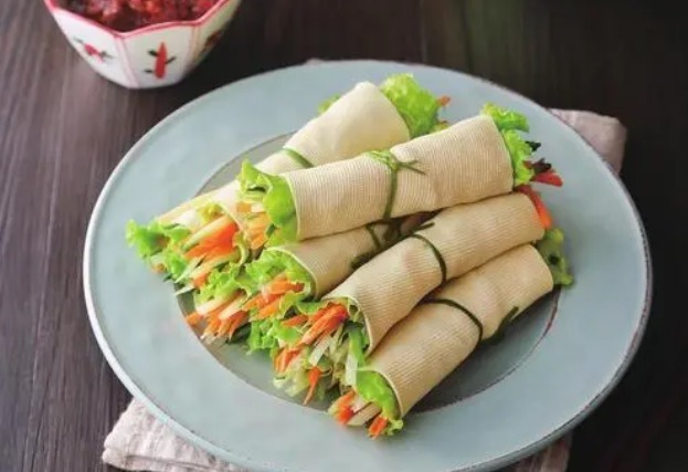 豆皮卷|生菜是“脂肪杀手”，做成豆皮卷，营养高，低脂刮油，吃出好身材