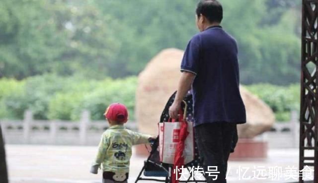 亲情|爷爷的“豪华婴儿车”火了,挡雨遛娃俩不误:想要这样的爷爷