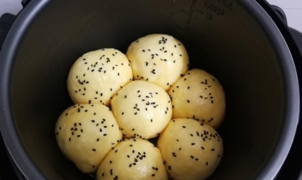 面粉|在家做面包,不用烤箱不用黄油,锅里一蒸,比买的面包都好吃