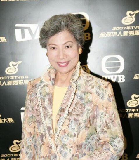 1993年,罗兰凭鬼片《七月十四》饰演的问米婆"龙婆"成功成名,绝佳的