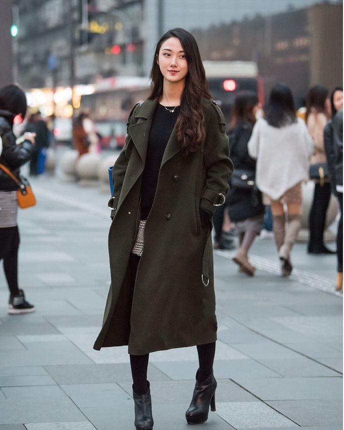 街拍:扎小啾啾的小姐姐好有个性,牛仔褂搭配黑纱裙,好美的感觉