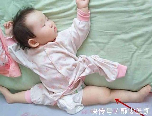 宝宝|宝宝因“睡姿”走红,睡出了称霸舞林的气势,网友望尘莫及