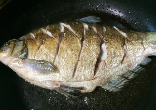 快过年了，来学一道红烧武昌鱼，保证你吃得满意