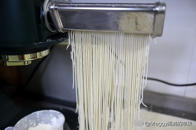 保鲜袋|夏天犯懒不爱做饭，10分钟搞定1锅鸡蛋青椒炒面，全家如狼似虎