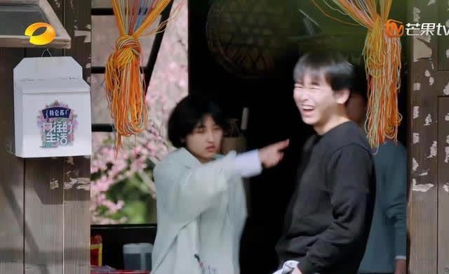 何炅 向往的生活5:彭昱畅情商下线甩锅张艺兴,何炅秒变名嘴缓和局面