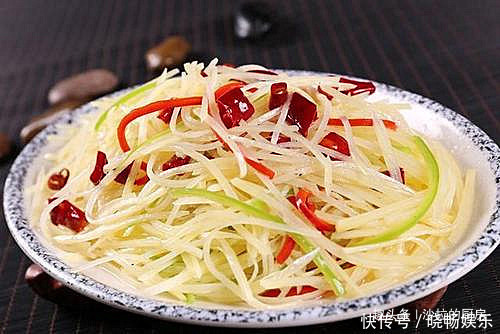 炒土豆丝时,很多人第一步就错了,大厨教你诀窍,出锅酸辣爽脆
