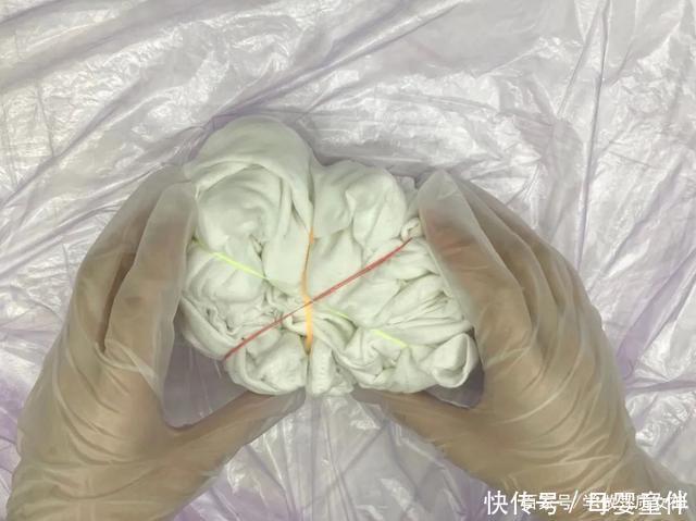 今秋薄外套里穿什么这件内搭洋气炸了!