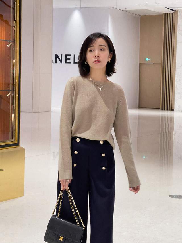 时尚博主|秋冬怎么穿才有气质?红色毛衣+黑色半身裙,知性又优雅