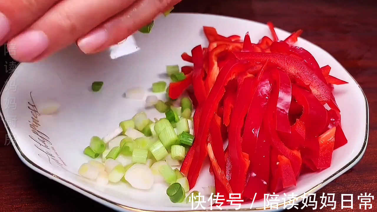 炒蒜苔时切记不要直接下锅炒,多加2步脆嫩入味营养又下饭 ,超赞