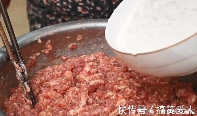 炸牛肉丸子时,切记“3用2不用”,丸子酥香松软,久放不变硬