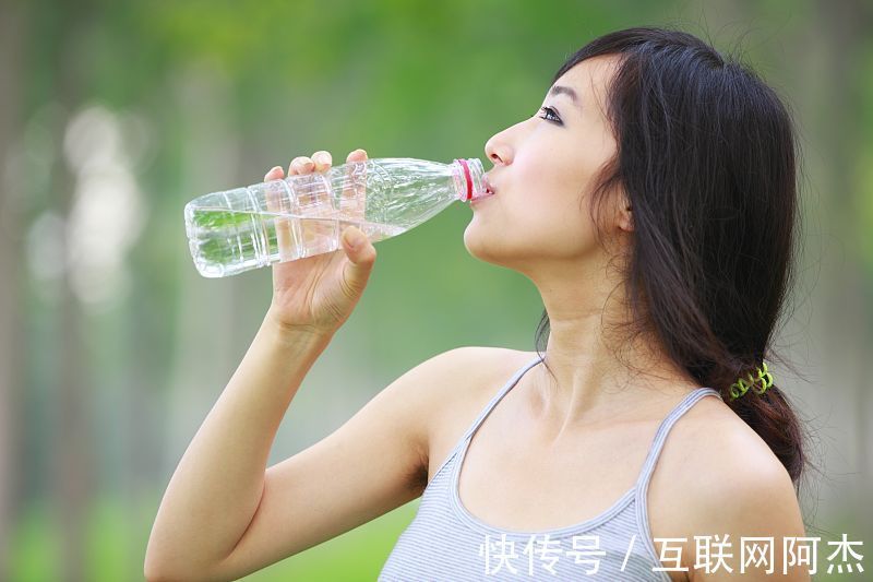 肥胖|喝水也能减肥，可是你知道该如何正确的摄入吗？来看看喝水该怎样喝才能减肥！