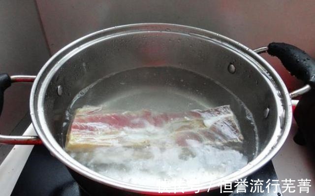 洗腊肉最忌讳只用水洗!教你一个妙招,洗得干净,腊肉更好吃!