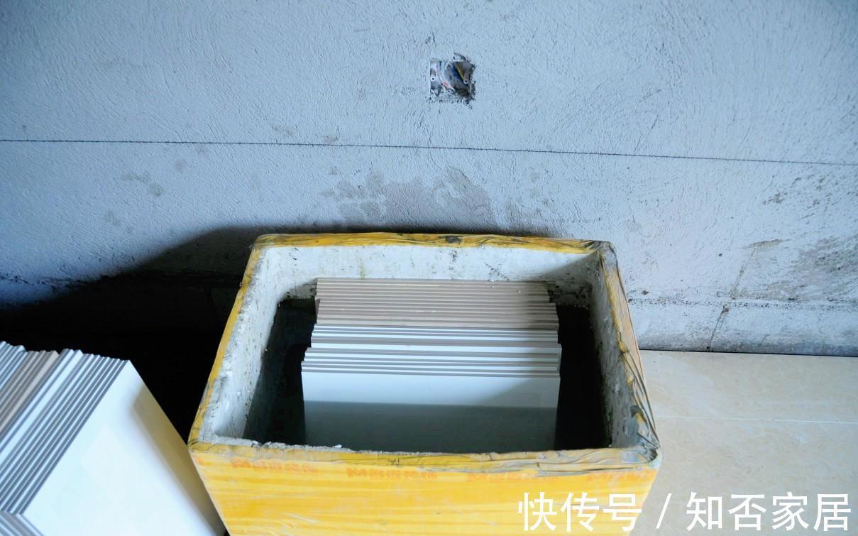 瓷砖|入住不到一年，墙砖哗哗往下掉，维修工人：施工时关键步骤忘了做