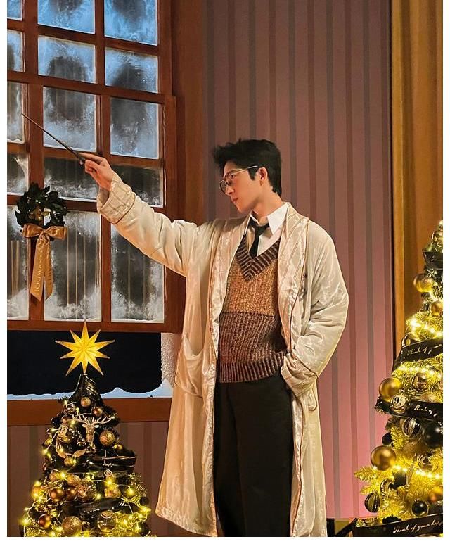 井柏然圣誕風(fēng)花絮照電影感十足 著咖色系馬甲溫暖治愈