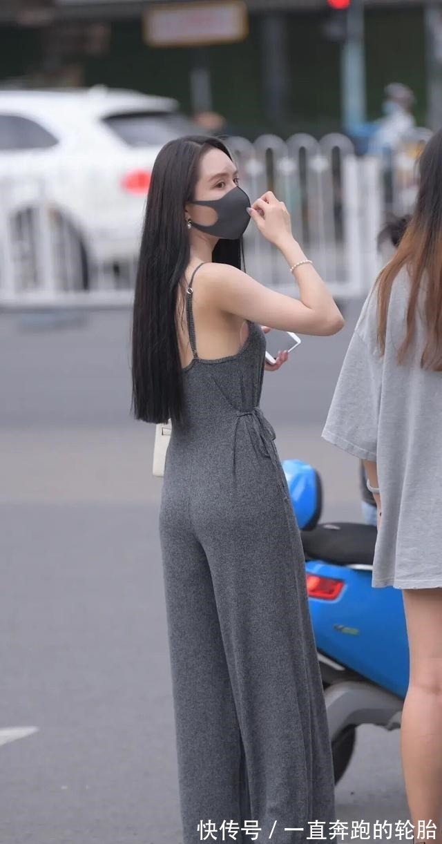 小姐姐 灰色吊带连体裤轻松塑造日常穿搭,微胖小姐姐驾驭出女神范!
