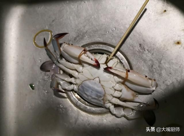 清蒸梭子蟹|8月该吃梭子蟹了,清蒸牢记4点,饱满紧实不掉腿,营养鲜美不流黄