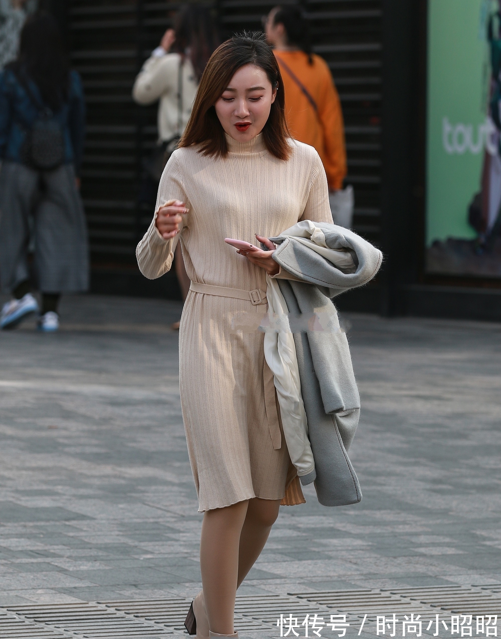 外套 针织连衣裙,穿起来温柔又淑女,冷了加个外套就可以