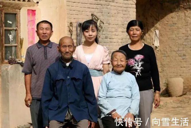 她上过《星光大道》，回老家却毫无架子，下地干农活、放牛成日常