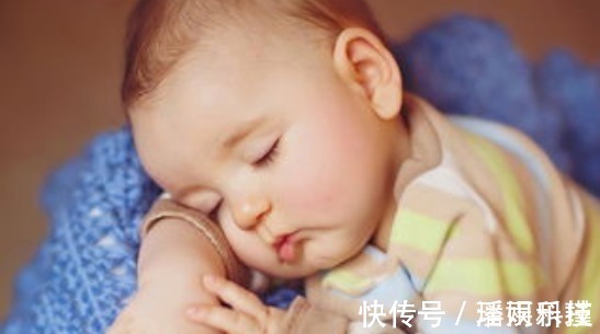 小家伙|宝宝睡醒后的3类行为，暗示大脑发育很优秀，将来是个学习的料