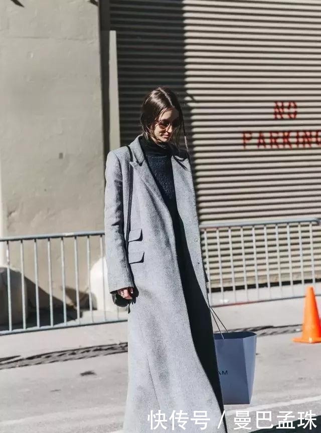 女人|50+的女人冬天怎么穿才时尚?大衣+高领衫,谁见都夸洋气