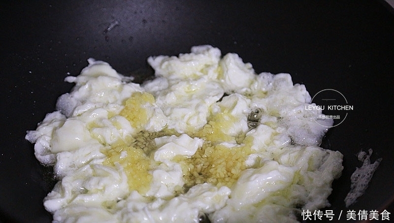 5个鸡蛋、1块姜,花几分钟时间,炒出螃蟹味,又鲜又美